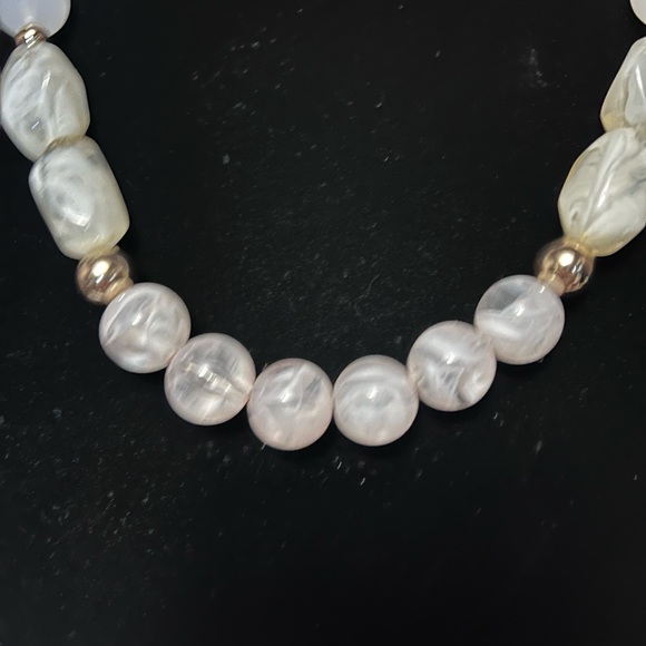 Elegant Beaded Necklace in White and Gold - Picture 2 of 4